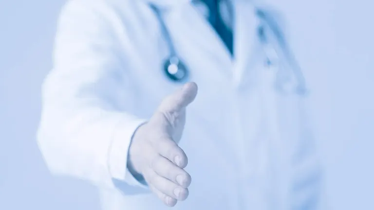 Médico de Renalia saludando a un paciente